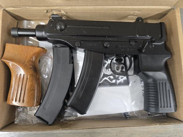 vz-61 threaded barrel semi-auto pistol - .32 acp w/ 2 mags & wood grip