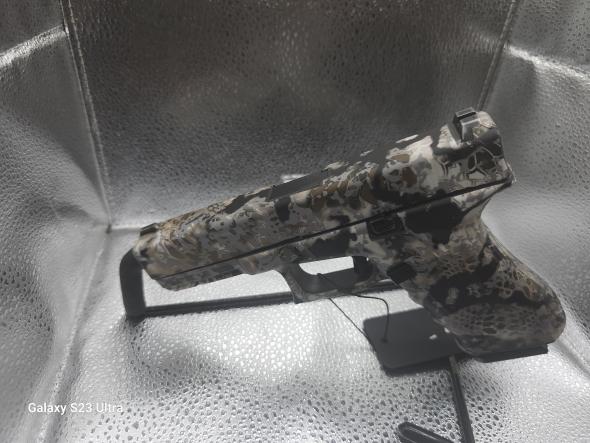 glock 17 gen 4 camo gunskin - used with plano gun case