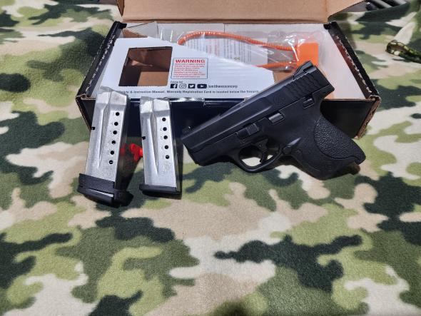 smith & wesson m&p shield 9mm  thumb safety  one owner  like new